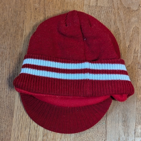 🎉 Vintage Red Knit Beanie Hat with Retro Stripe Vibes 🎉 - Picture 4 of 6
